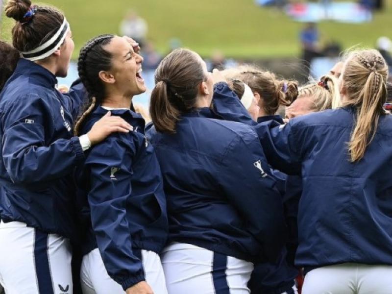 eagle women huddle 0