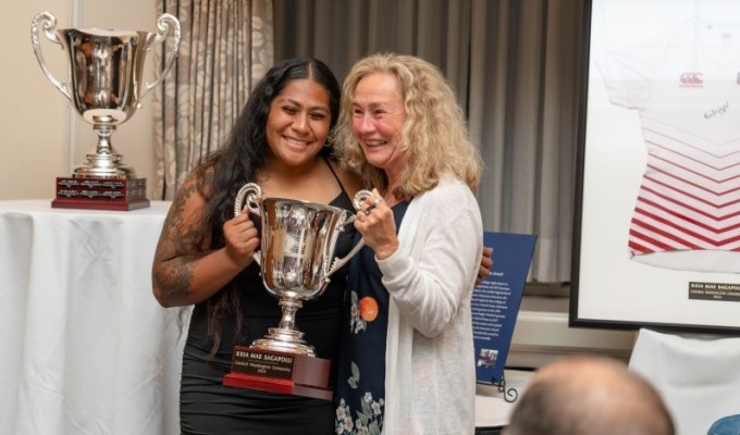 2023 winner Mae Sagapolu receives her trophy from fellow prop MA Sorensen. Emilio Huertas photo for Washington Athletic Club.