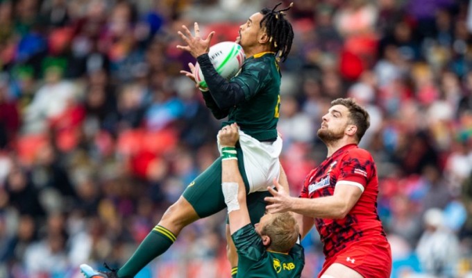 Two players go up for a restart at rhw Vancouver 7s. David Barpal photo.