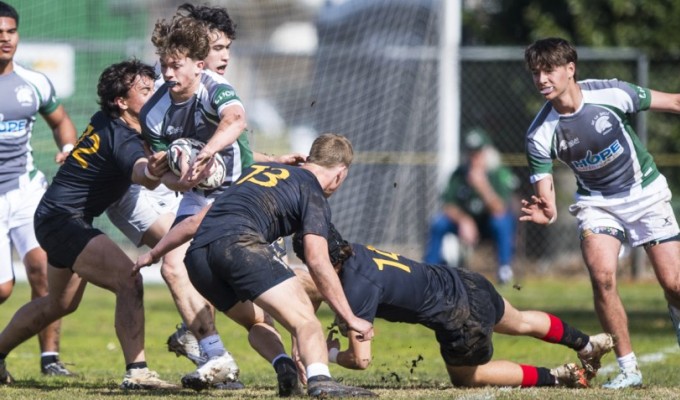 De La Salle (gray and green) vs Jesuit (black). Photo David Barpal photo.