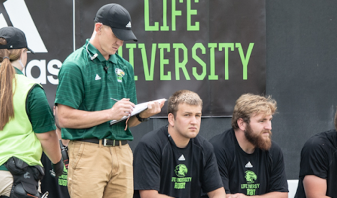 Cariaga consults his notes at the 2018 D1A final. David Barpal photo.