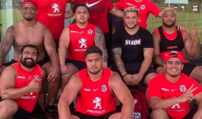 David Ainu'u, 2nd row, 2nd from left, with the tattood left arm, with a bunch of Toulouse forward. Photo David Ainu'u.