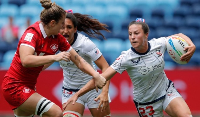 Lauren Doyle takes it up. Mike Lee KLC fotos for World Rugby. 