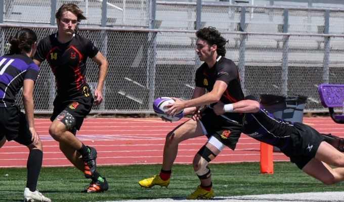 Mustangs flyhalf Jonty Lee gets set to draw the last Thunder defense and set up Ryan Valenzano for the try. 