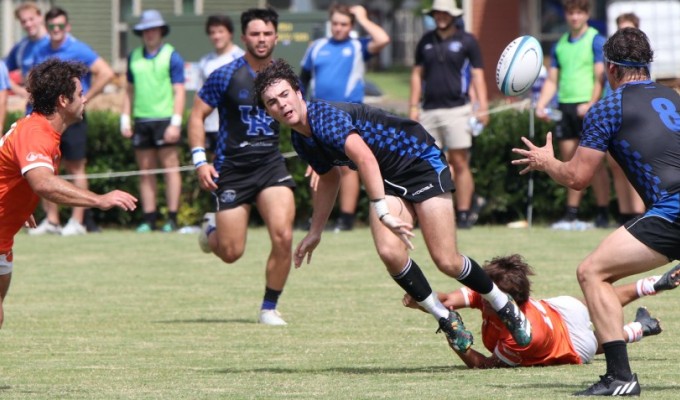 Kentucky moves the ball. Barry Cole photo.