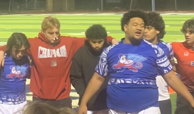 Players come together after Los Al beats San Clemente.