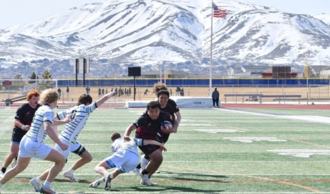 Losi Brown goes in for a try. Adriane Watson photo.