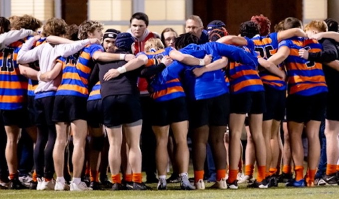 Marvin Ridge huddles up. Alan Mitchell photo.