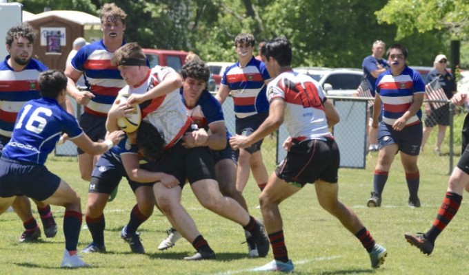 Morris charges to the line. Stephen Pierson-Massey photo.