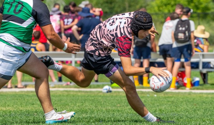 The tries come thick and fast. Photo Wade Bricknell.