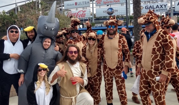 Two different groups of fans dressed as animals met a fan dressed as Noah, and they decided to work as one unit. From 2020.