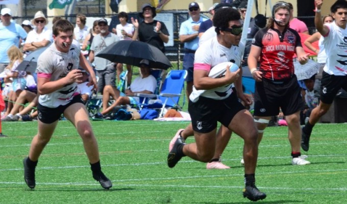 Kris Poux charges on for his try.