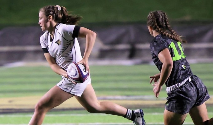 Richelle Stephens looks for a receiver. Todd Lunow photo.