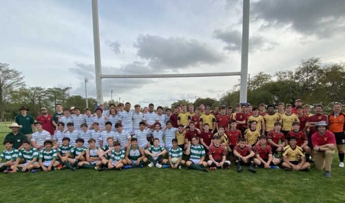 Strake Jesuit and Brother Martin players pose together.