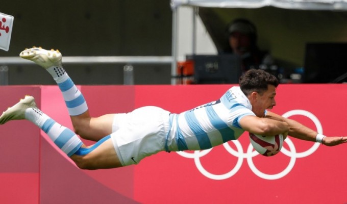 Argentina's Lautaro Bazan Velez flies in the match-winning try against Australia. Mike Lee - KLC fotos for World Rugby