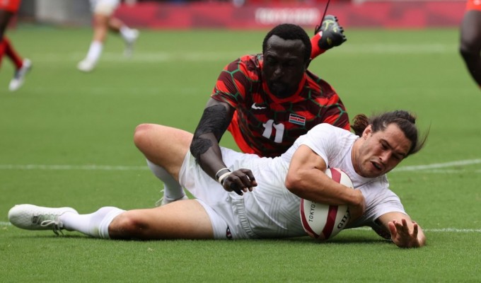 MAdison Hughes scores the game-winner against Kenya. Mike Lee KLC fotos for World Rugby.