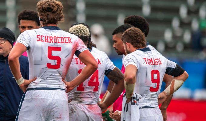 The USA huddles up at the LA 7s. David Barpal photo.