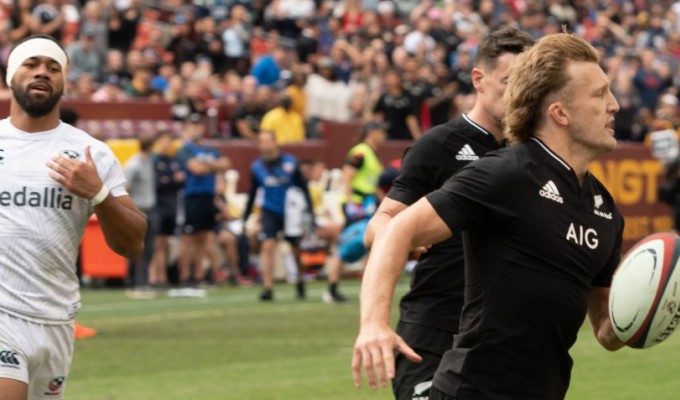 Fan favorite Damian McKenzie goes in for the try. Colleen McCloskey photo.