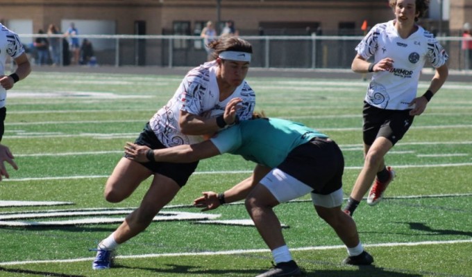 Willie Leota fends off a tackle. Daliny Jones photo.