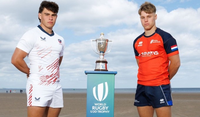 USA co-captain Dom Besag and Netherlands captain Kit Temperley pose with the trophy. Photo by Ross Parker / SNS Group