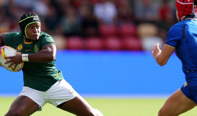 Zintle Mpupha of South Africa tries to evade Vittoria Ostuni Minuzzi. Photo Molly Darlington - World Rugby via Getty Images