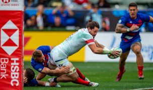 Danny Barrett stretches over to score against France in the 2020 LA 7s. David Barpal photo.