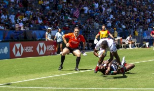 Perry Baker goes in for the try at the 2022 LA Sevens, while Mike Friday (at right) looks on. David Barpal photo.