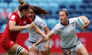 Lauren Doyle takes it up. Mike Lee KLC fotos for World Rugby. 