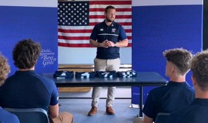 JD Stephenson addressing the players at the World HS 7s. Lisa Law photo.