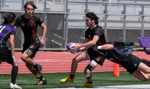 Mustangs flyhalf Jonty Lee gets set to draw the last Thunder defense and set up Ryan Valenzano for the try. 