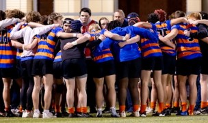 Marvin Ridge huddles up. Alan Mitchell photo.