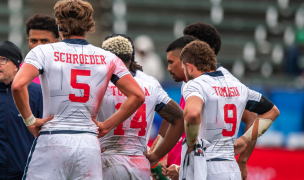 The USA huddles up at the LA 7s. David Barpal photo.