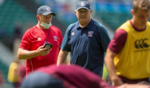 Gary Gold oversees his team going through warmups. Ian Muir photo.