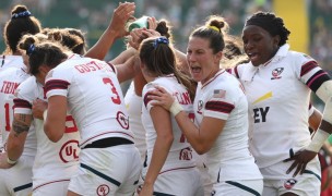 The USA women huddle up. Mike Lee KLC fotos for World Rugby.