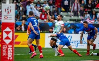 Iosefo doing a balancing act. Here he is popping th ball back to Danny Barrett to set up a try. David Barpal photo.