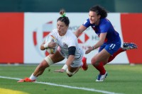 Abby Gustaitis scores against France. Mike Lee KLC fotos for World Rugby.