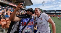 Ilona Maher meets a fan. Mike Lee KLC fotos for World Rugby.