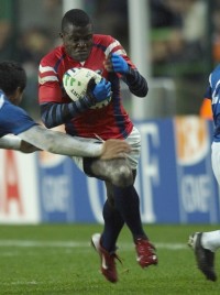 Takudzwa Ngwenya busts through against Samoa in 2007. Ian Muir photo.