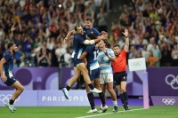 France celebrates their quarterfinal win. Mike Lee KLC Fotos.