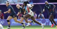 Seraphine Okemba on her way to one of her four tries vs the USA. Mike Lee KLC Fotos.