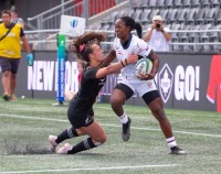 Summer Harris-Jones looks for support. Chris Tanouye-World Rugby via Getty Images.