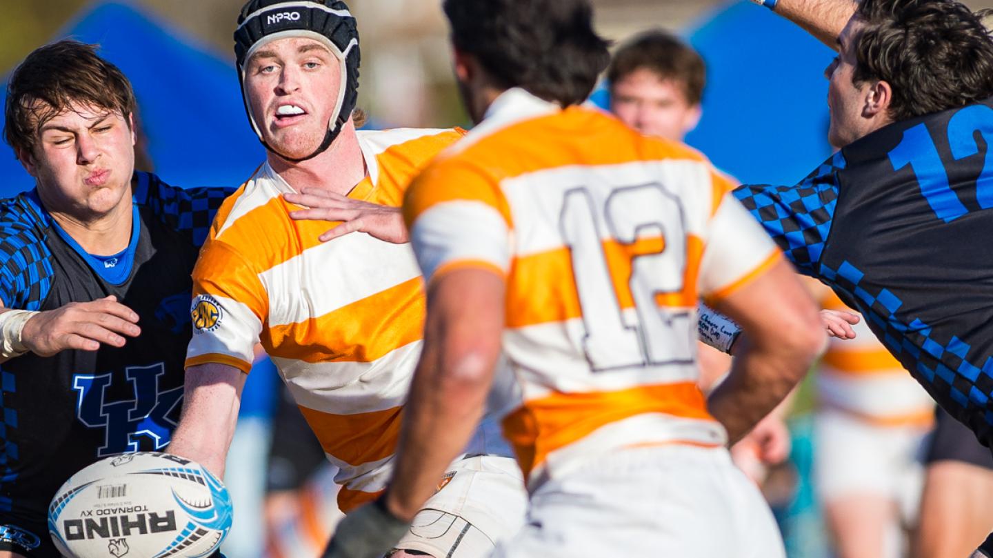Brandan O'Neill for Tennessee makes an offload. Will Fagan photo.
