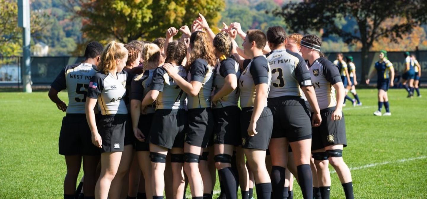 army women huddle